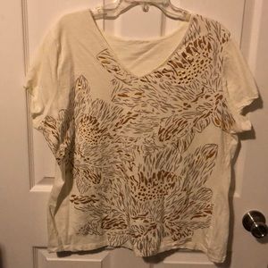 1X white top with gold accents.